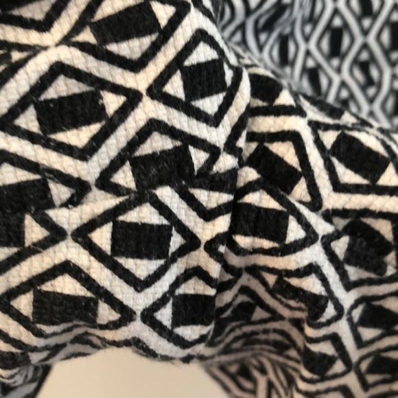 Joe Fresh Black and White short - Picture 6 of 6